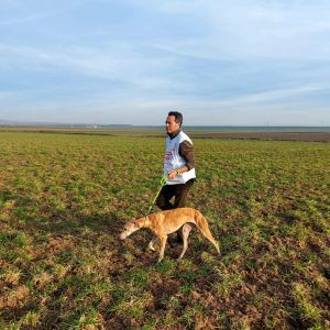 Imagen de José Manuel Vargas con su galga Única de Juripa.