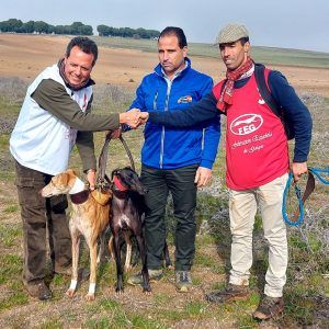 Imagen de Única de Juripa, galga de José Manuel Vargas, junto a sus acompañantes.