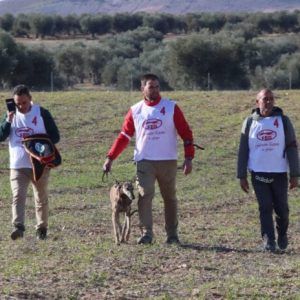 Imagen de Alejandro Mulero  junto a sus acompañantes y su galga campeonato de galgos de España.
