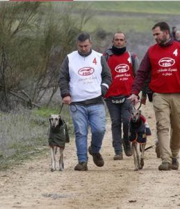 Imagen de Alejandro Mulero junto a su galga Lola de Aguinúñez.