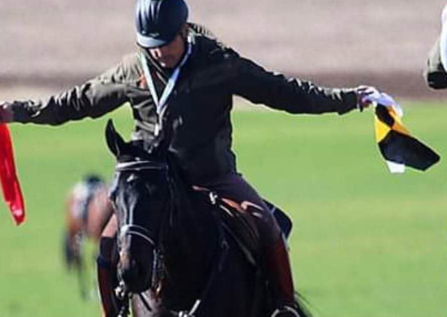 Juez lleva en su mano izquierda el pañuelo amarillo y negro junto al blanco del galgo amonestado. En su mano derecha, lleva el pañuelo rojo perteneciente al galgo no amonestado y vencedor