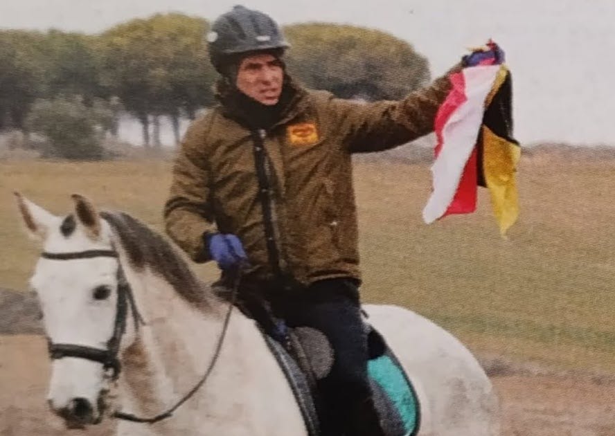 Juez no lleva ningún pañuelo en mano derecha y los pañuelos amarillo y negro junto con los pañuelos blanco y rojo en mano izquierda. Se ha deliberado amonestación a los dos galgos