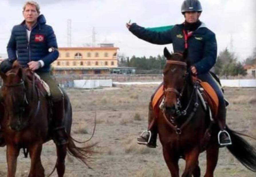 Juez lleva en su mano derecha un pañuelo verde deliberando el empate entre los dos galgos