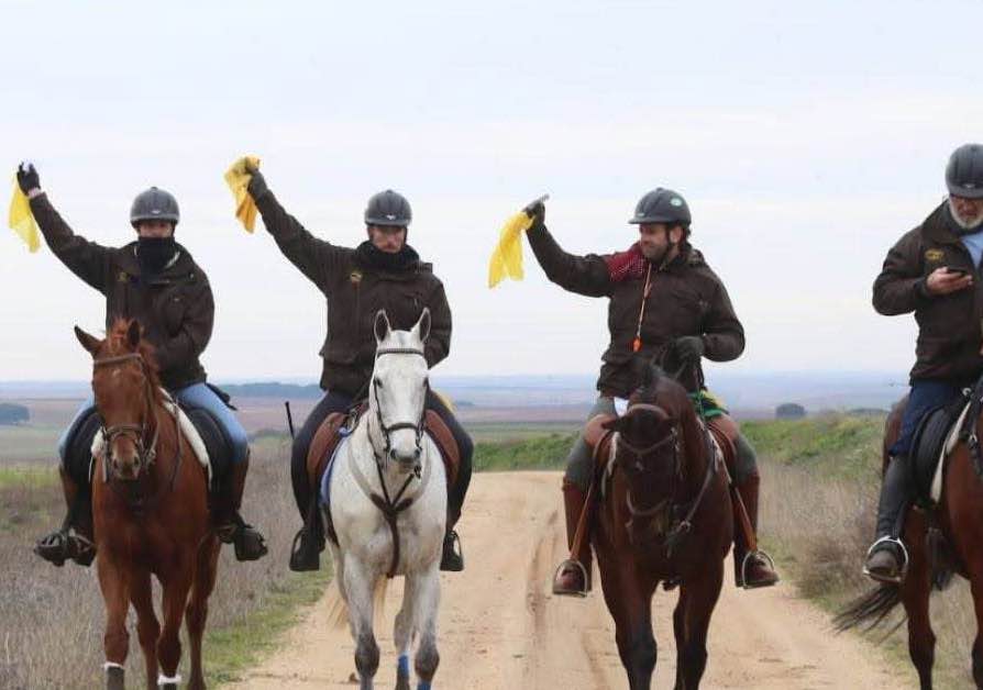 Jueces llevan en la mano derecha el pañuelo amarillo deliberando nula la carrera