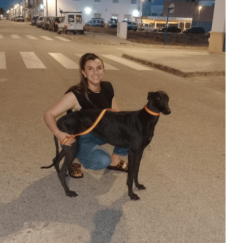 Imagen de Miriam Parilla junto a su galga.